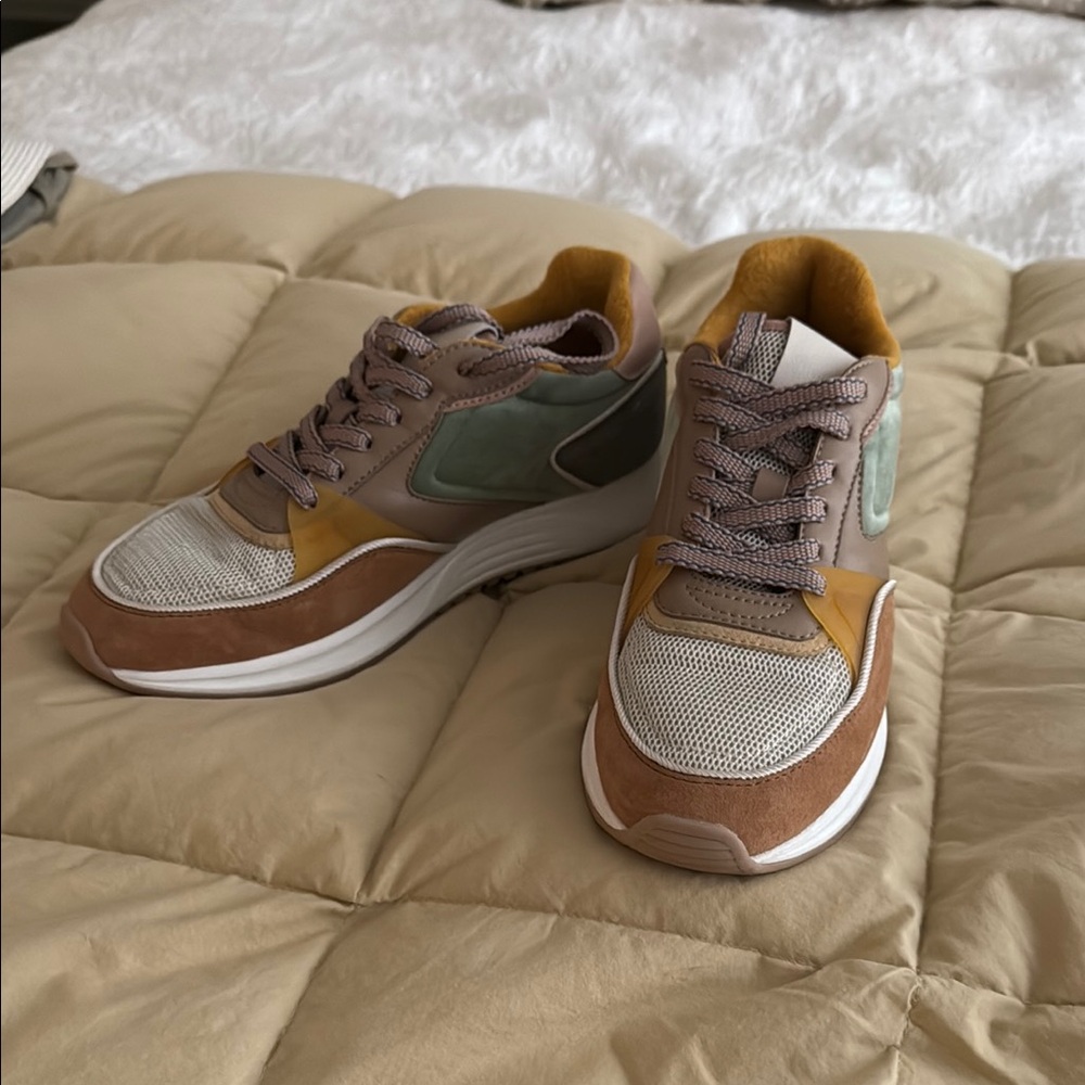 Trendy Women's Sneakers in Tan and Green